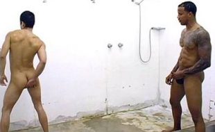 Homem latino dotado comendo cu do gay passivo dentro do banheiro