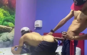 Sexo no quarto com amigo roludo
